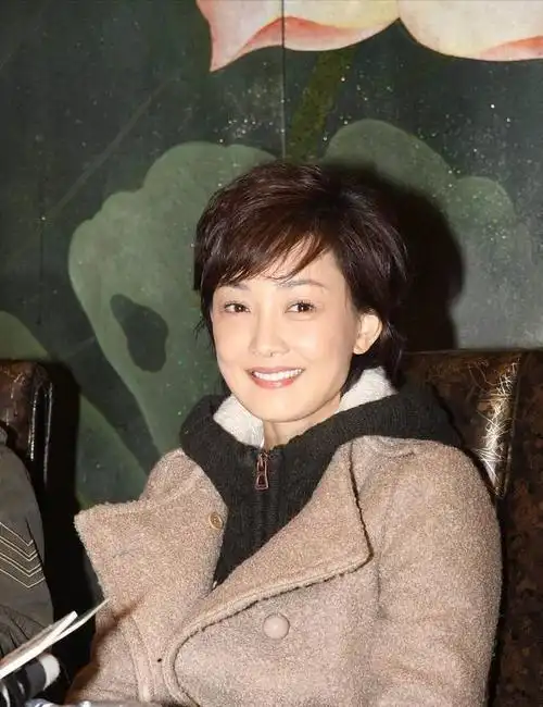 然而,随着青春期的到来,张凯丽的身体发育迅猛,身高增长过快,这最终