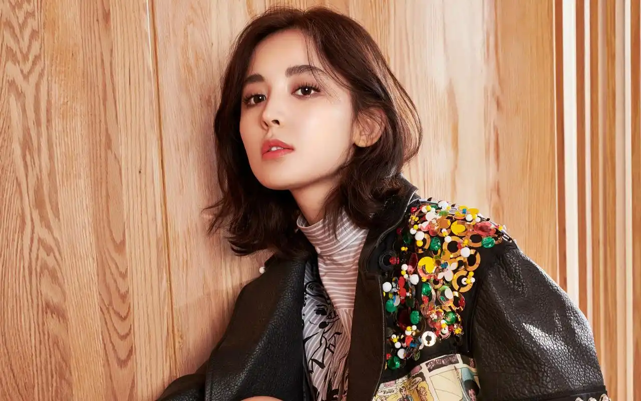 古力娜扎杂志写真高清桌面壁纸