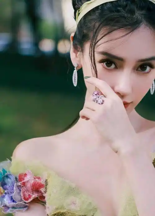angelababy(杨颖),神仙颜值,身材凹凸有致,美得不可方物!