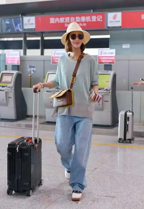 张歆艺吃饭被偷拍才42岁脸瘦脱相撑不住脂肪还没以前漂亮了