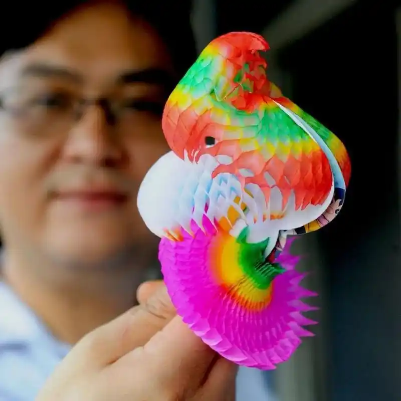 " 传统民间玩具 · 纸翻花 .