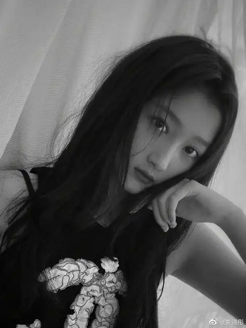 关晓彤穿无袖上衣秀腹肌眼神凌厉气质清冷