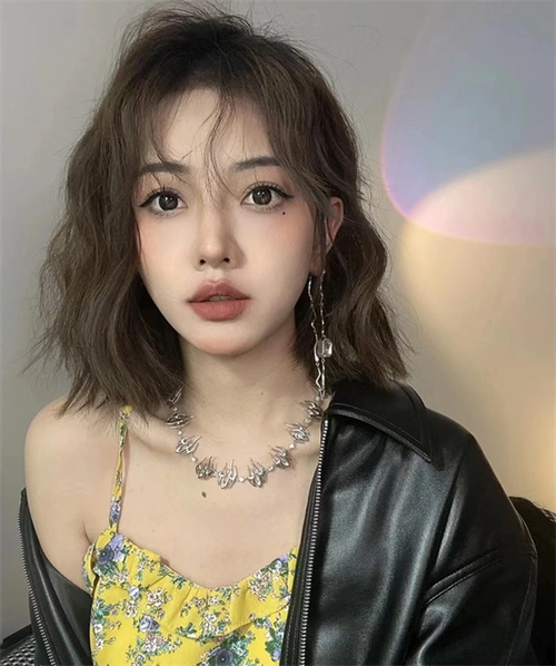 感和活力适合大部分女生的法式甜美卷发,中短发女生不能错过的发型