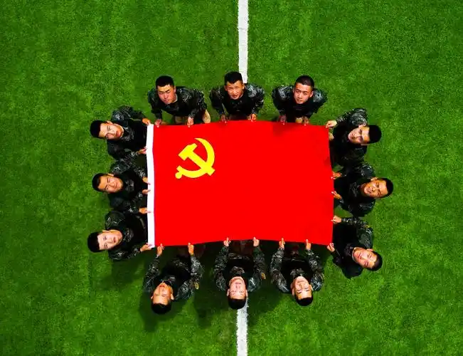 我与党旗合个影