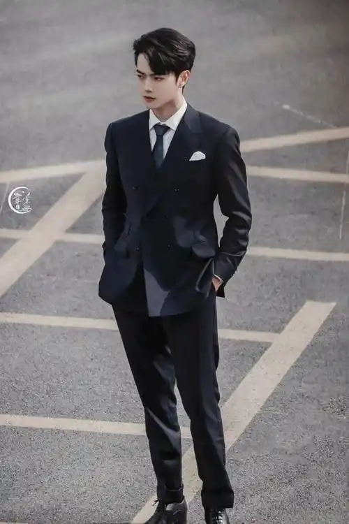 翻来翻去算是看明白了,你们霸总的标配不是西装,是全身照里填满屏幕的