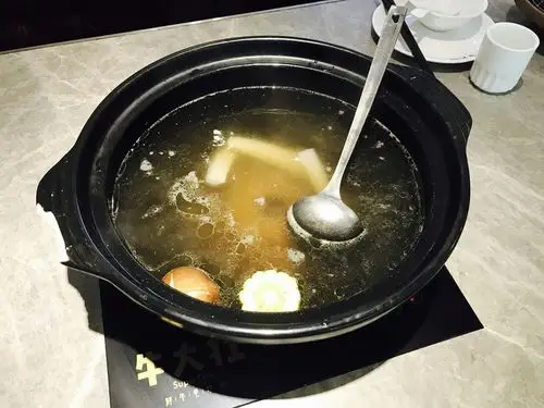 菜品方面: 最便宜的牛骨清汤锅底只要9.90元,堪称性价比之王.