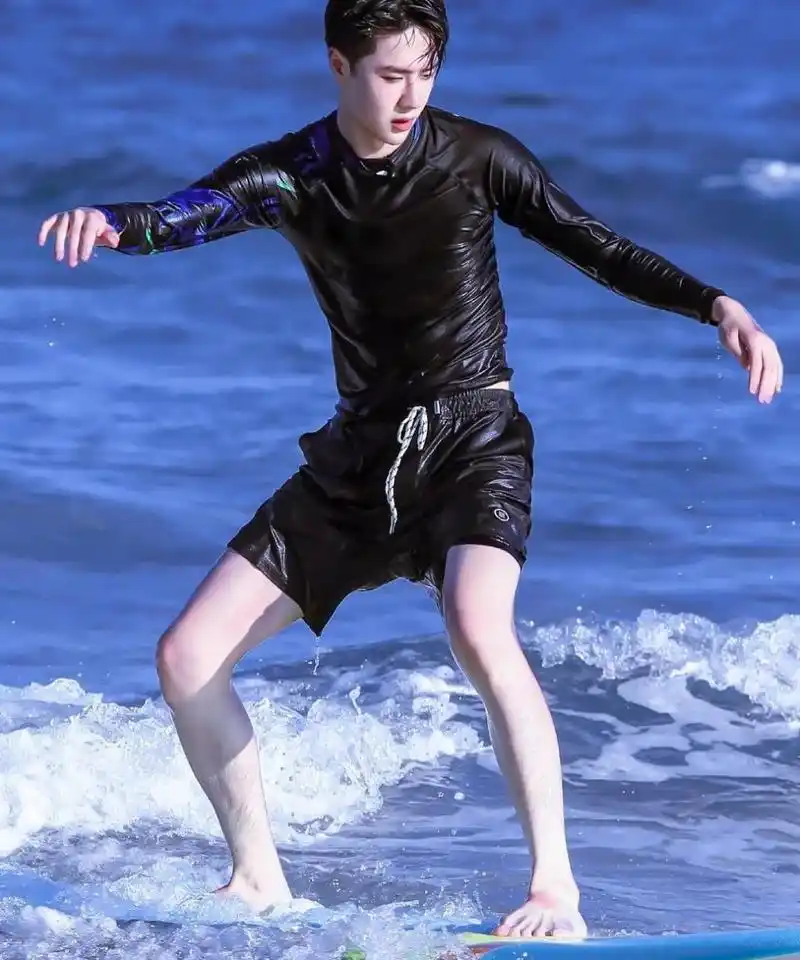 身材突出腿毛抢镜  湿身的王一博更有型了,身材更加突出,肌肉线条明显