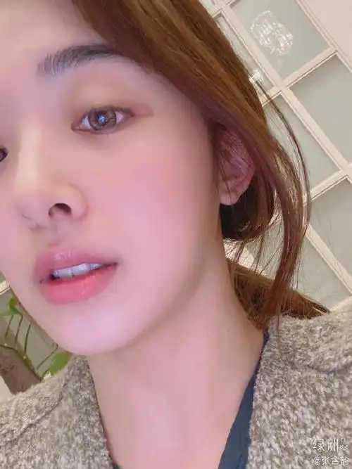 张含韵对"微辣"鸭脖有新认知 晒照嘴唇微红很性感