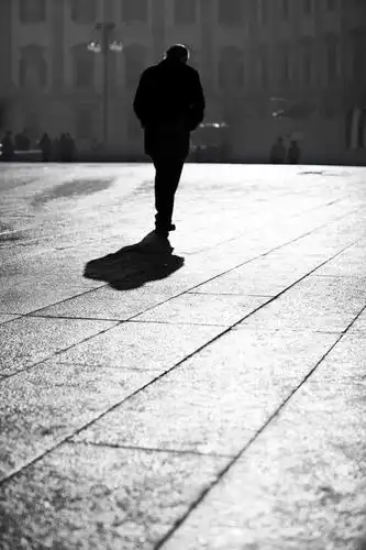 西方人,一个人,走,竖图,室外,白天,寂寞,道路,路,欧洲,欧洲人,仅一个