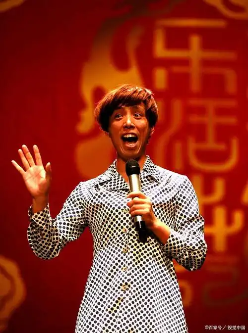 与张康裂穴后专心走仕途,贾旭明成冯巩身边红人,但表演还欠火候