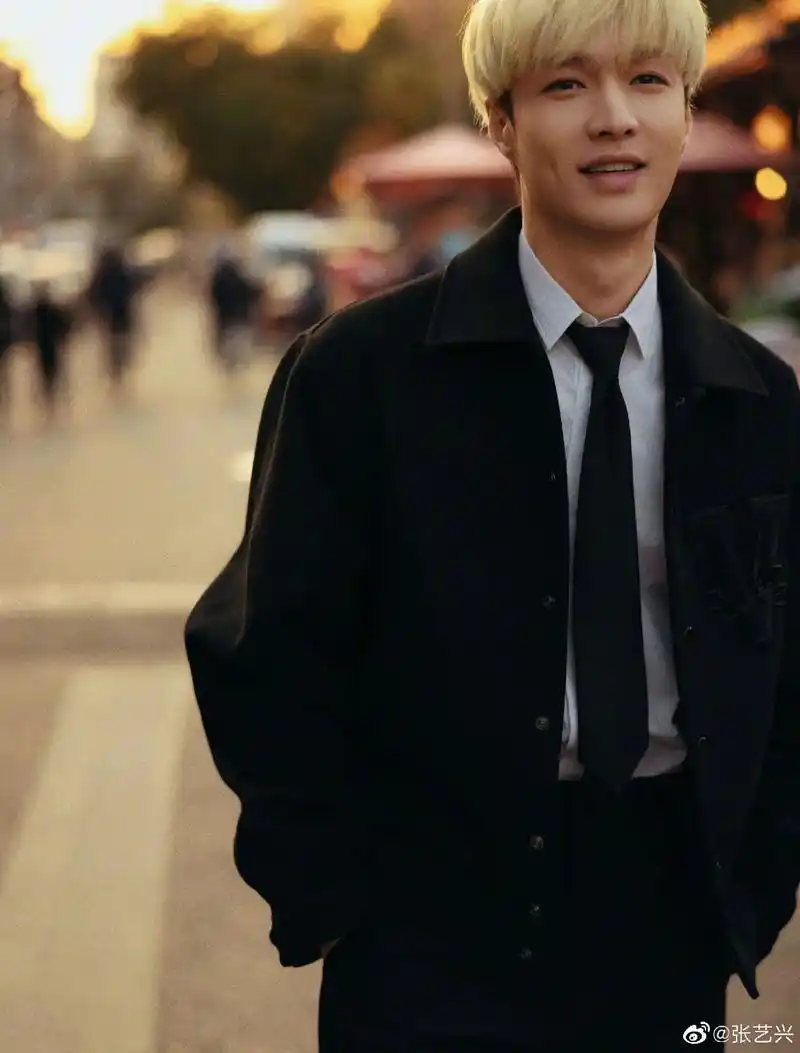 张艺兴生日快乐宝贝更新照片了