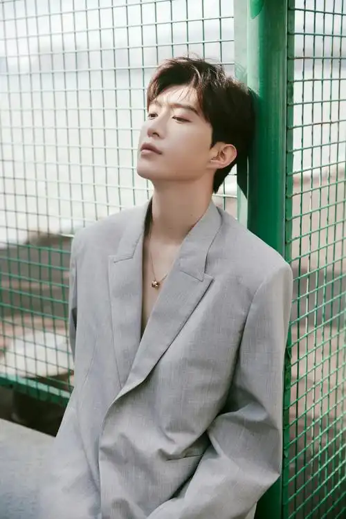 范丞丞金鸡奖灰色真空西装造型～ 帅气有型的青年演员__财经头条
