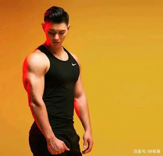 穿黑色背心露出健美身材的帅哥,爱好运动的男生都有一幅标准身材