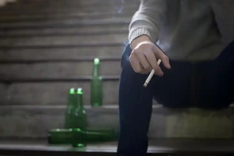 无奈捂着脸的男人在一个空房间里孤独的男人失败后悔小孩在为作业发狂