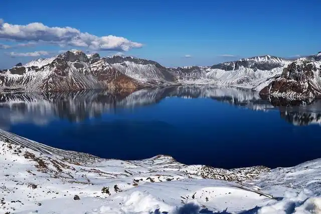 长白山景区位于吉林省延边朝鲜族自治州安图县二道白河镇池北区,是