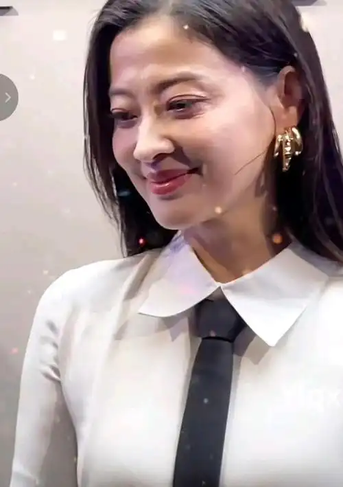 近日,演员梅婷出席活动的一组照片流出,妆容老气,服装造型邋遢