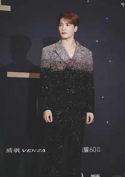 还不是因为它能闪瞎大家的双眼,而在于"它"的体重,据王嘉尔工作室表示