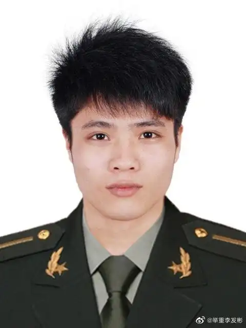 致敬!奥运冠军李发彬晒出军装证件照,英姿飒爽帅出新高度