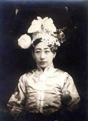 老照片再现清朝格格的真实样貌,图六长相漂亮,图八深得慈禧喜爱