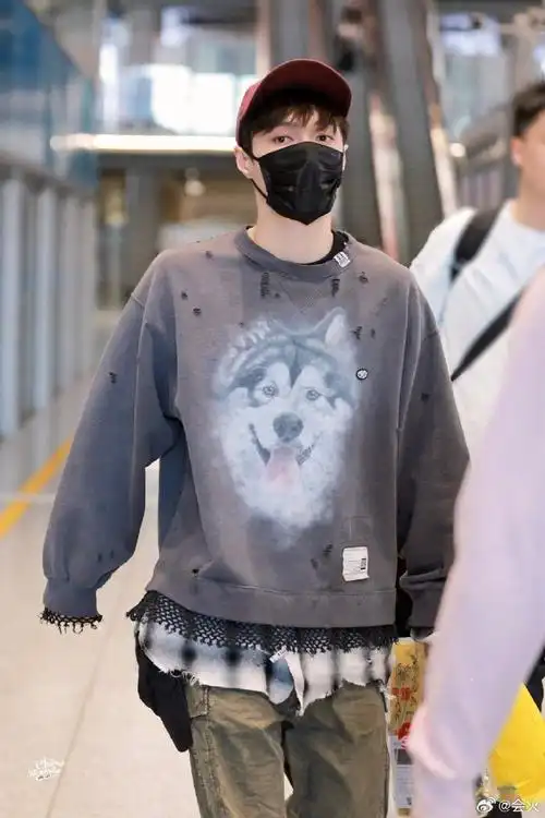 张艺兴抵达韩国#张艺兴顺利抵达仁川机场,将在韩国开启打歌舞台,签售