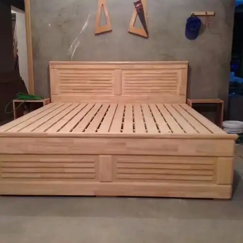 南京装修工地,木工师傅现场做的床,还没来得及上油漆!