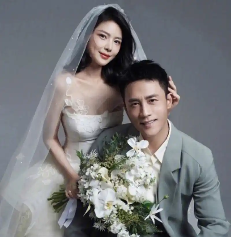 杜淳老婆王灿情人节秀恩爱,评论区有网友说"看你们啥时候离婚哈哈哈"