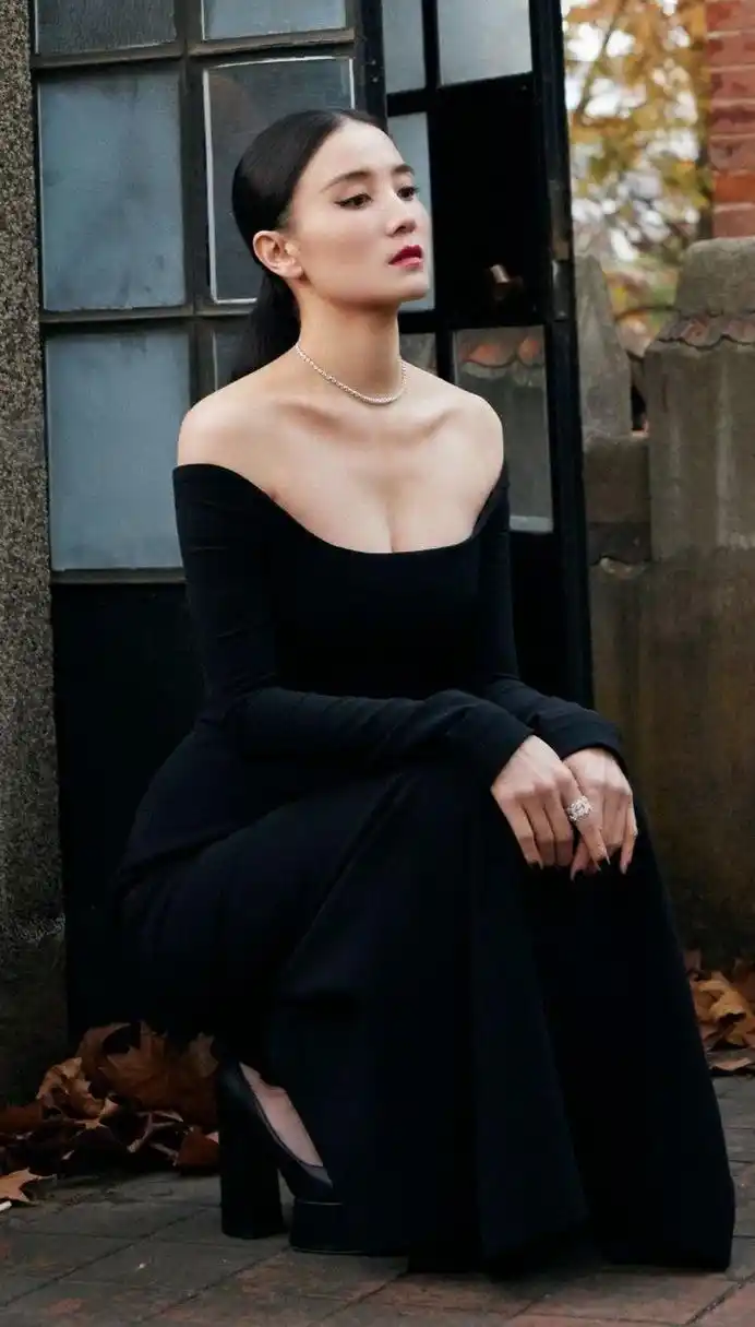 同时,一字锁骨的展现