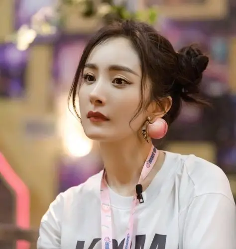 杨幂造型太亮眼,丸子头少女感十足