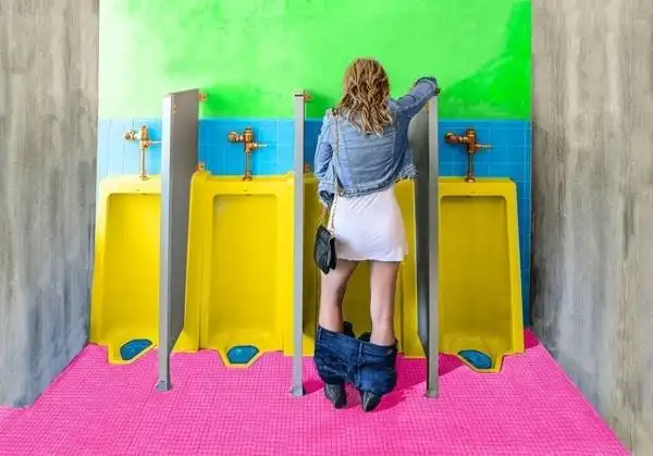 谁说站着尿尿是男生的专利?女生也可以站起来!