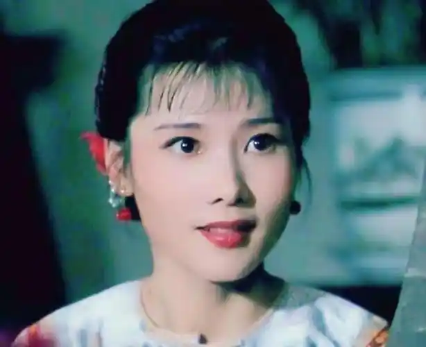 演员何赛飞父亲为她终身未娶和初恋结婚34年婚姻状况如何