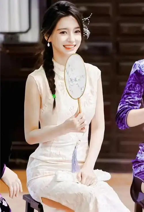 angelababy旗袍加披肩手握团扇新造型楚楚动人