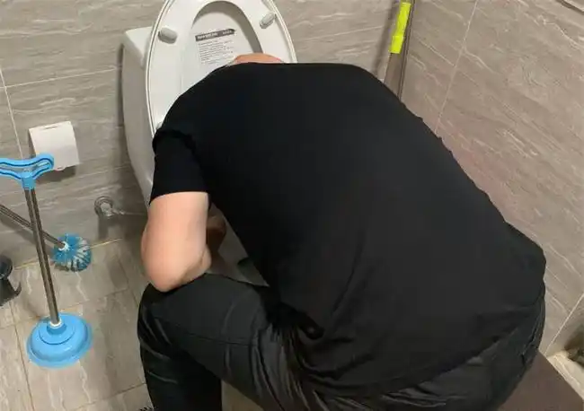 喝酒吃饭长谈,这就是工作之余最好的消遣了,只是没想到下一张照片就是