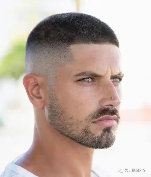 反而晋升为极受迎接的男士发型,稀奇是在酷热的炎天,留平头就不消担心
