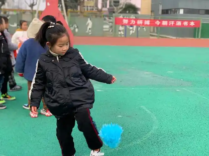 实验小学附属幼儿园大五班[我们爱运动]—民间游戏踢毽子