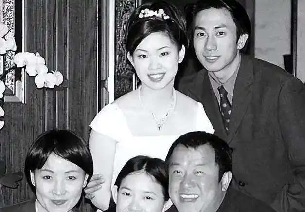 曾志伟贫穷潦倒的生活困境,一怒之下选择与他离婚,两位刚诞生的女儿