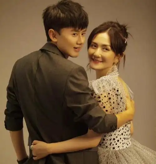 张杰谢娜游迪士尼戴6000多块的渔夫帽结婚13年仍像热恋般甜蜜