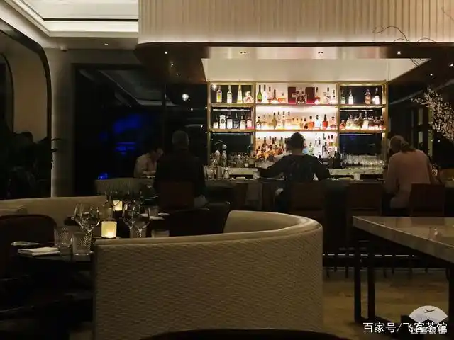 晚上吧台坐了很多来喝酒的人.