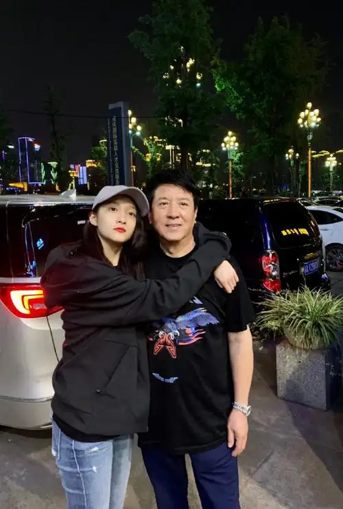 关晓彤罕晒母女合照凡尔赛夸妈妈漂亮母女高颜值如复制粘贴