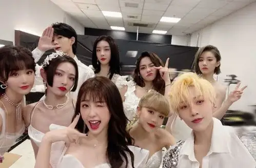 刘雨昕一人奶全团solo活动改the9团舞八人表演被模糊c位