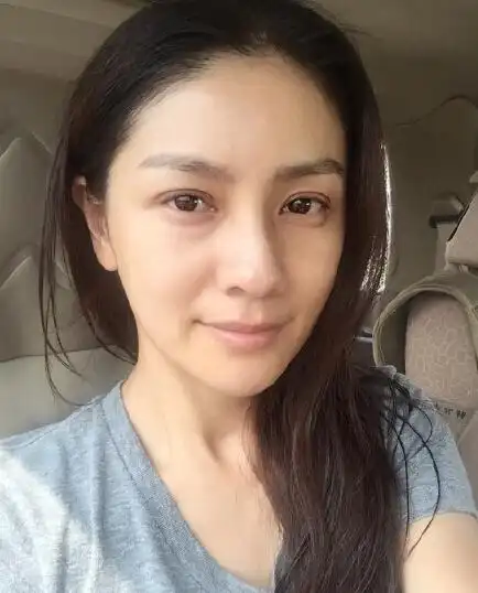 胡可沙溢情人节爆恩爱照夫妻撞脸婚戒抢眼