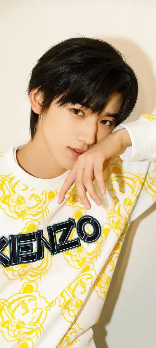 宋亚轩帅气毛衣写真,帅哥男生-可爱美图