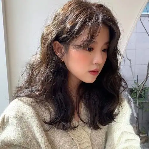 女人上了年纪,头发只能越来越短吗?推荐4款齐肩卷发,洋气减龄插图1