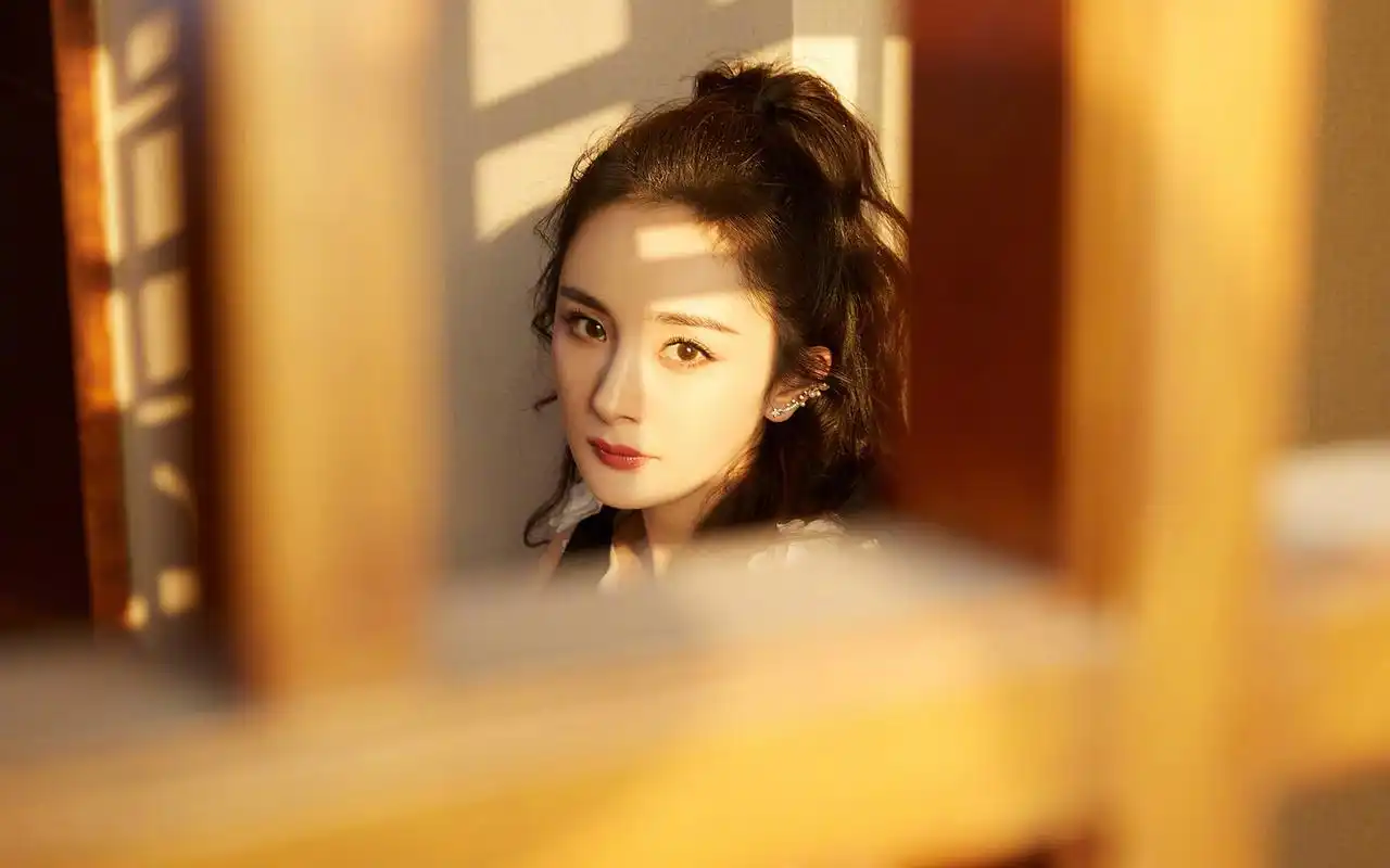 杨幂羽毛裙性感优雅桌面壁纸-大陆明星-壁纸下载-美桌网