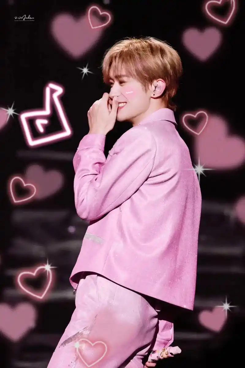 粉色千玺我超爱啊!感觉香香软软哒!#易烊千玺 #易烊千玺壁纸