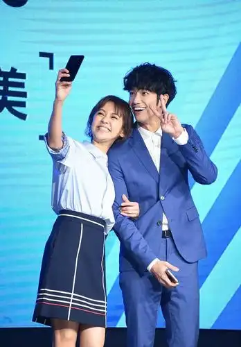 陈意涵依偎在刘以豪肩头玩自拍 情侣装亮相比心互动有点甜