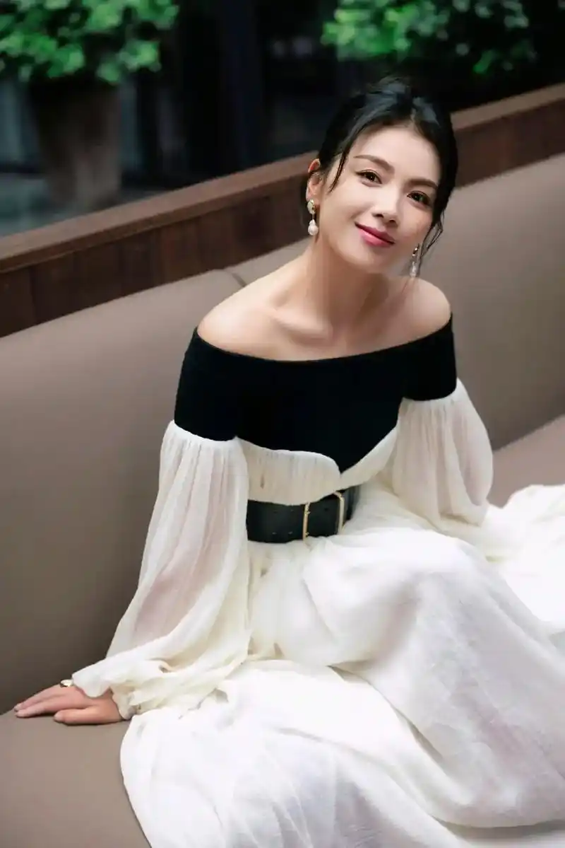 刘涛露肩黑白连衣裙优雅知性.#我的抖音生活日记 #一套好的衣 - 抖音