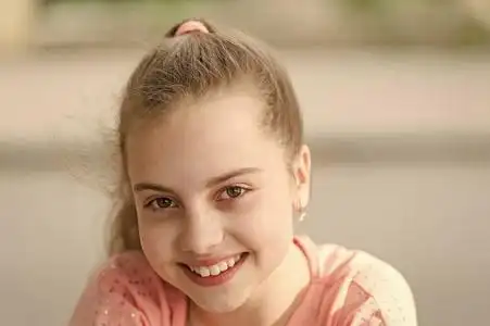 微笑的孩子,美丽的脸上带着健康的笑容.可爱的小女孩,笑容灿烂照片