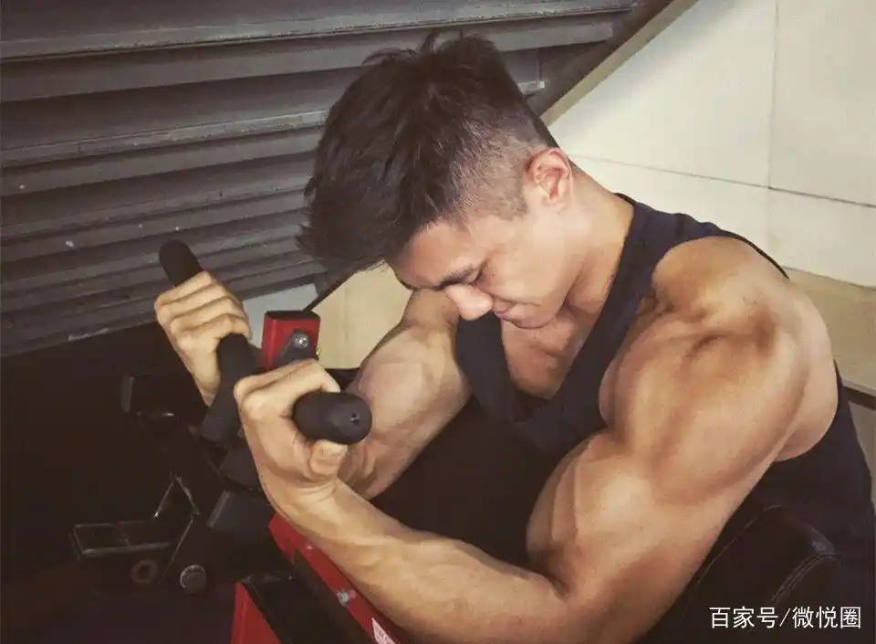 高颜值的肌肉型男雕琢出迷人的人鱼线,被称为"健身界小厨王"!