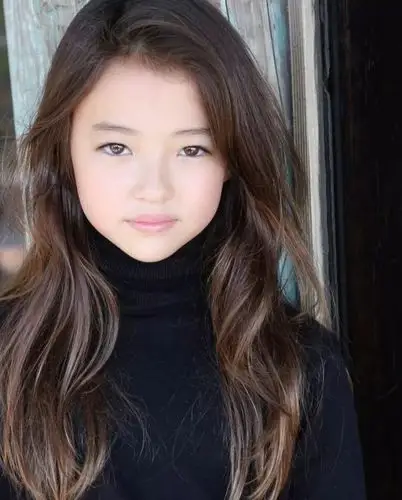 比超模还会拍,这个混血萝莉只有9岁!