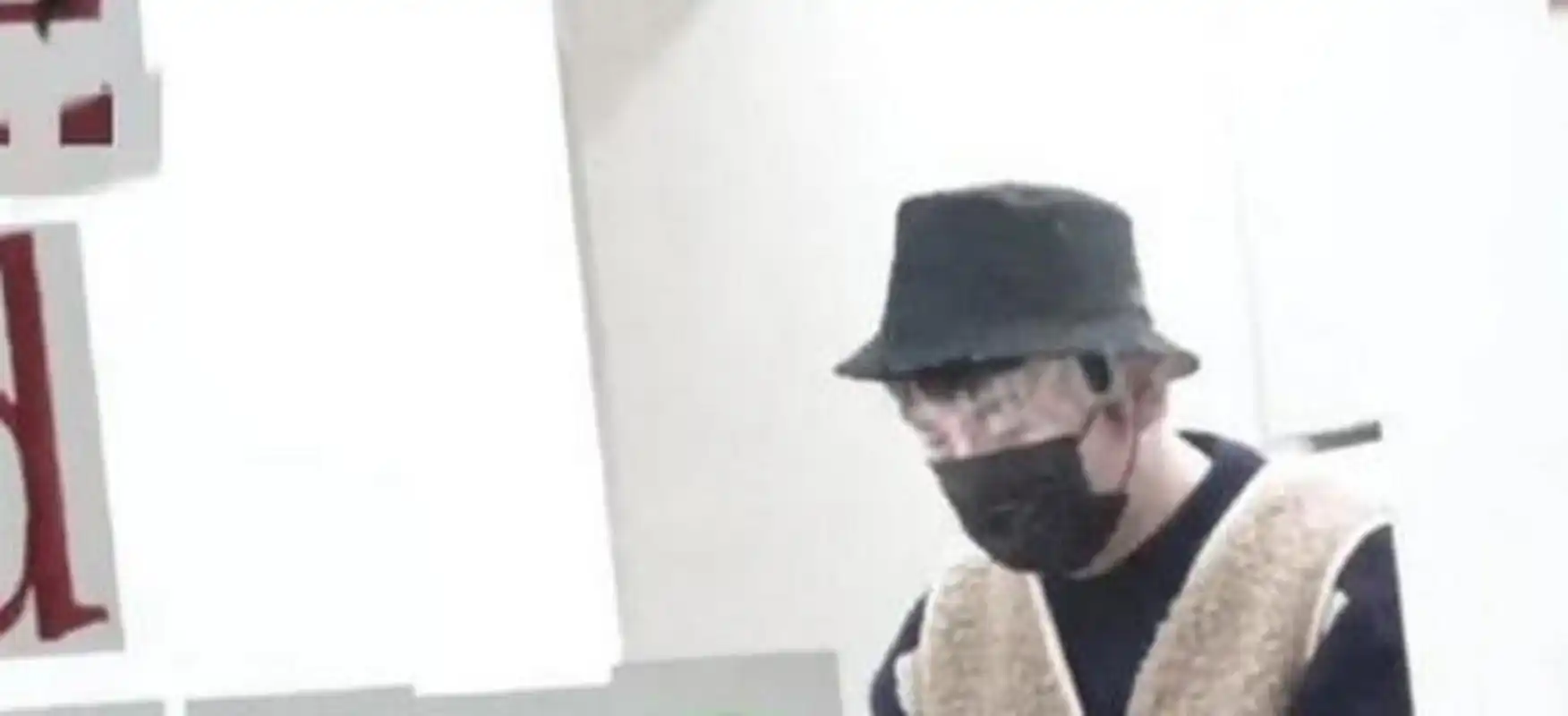 网友还分享出一张雷佳音背影照.